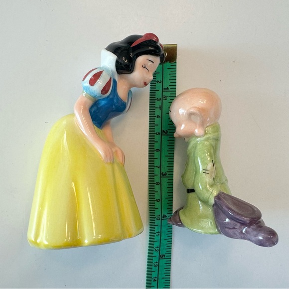 Disney Snow White Dopey First Kiss Seven Dwarfs Salt And Pepper Shakers Ceramic - Picture 9 of 10